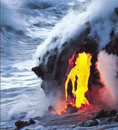 刘易斯和他拍摄的火山岩浆迸溅照片.