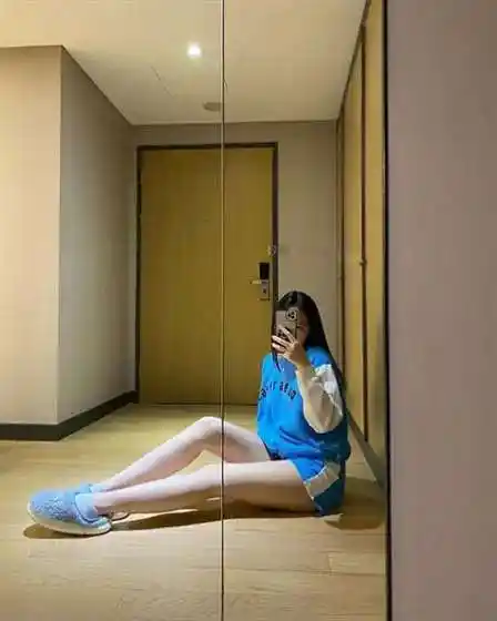 甄子丹17岁女儿越来越美 逆天长腿完美遗传名模妈__凤凰网