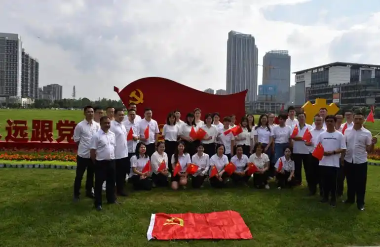 一颗红心向党,我和党旗合影