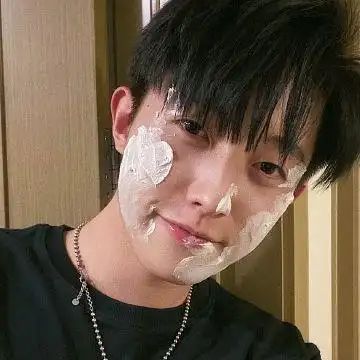 赵辰宇晒照片庆生却被窗户上女生影子抢镜这么快就忘了允恩