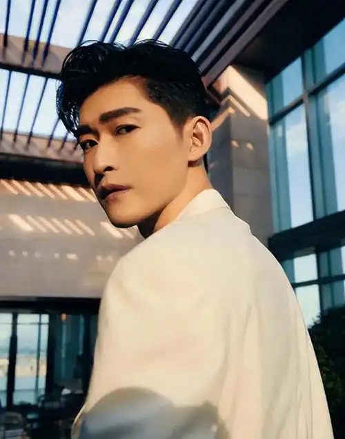 今天我要给你们讲一个娱乐圈里的帅哥明星,他就是张翰!