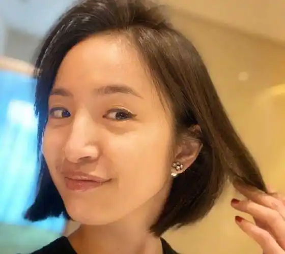 林依晨剪短发素颜自拍,小腹平平没"孕味",发际线上移暴露年龄_生活