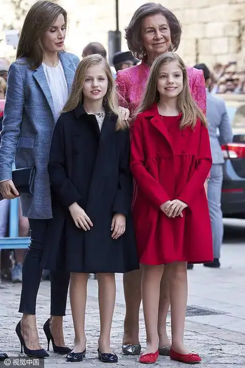 西班牙王室出席复活节活动小公主显美人基因