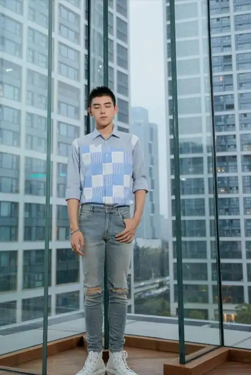 陈飞宇挑战羊毛卷发型,少年感十足,印花衬衫更是满满的贵族气息