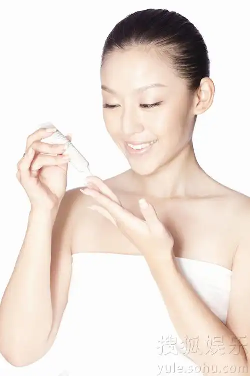 梁艺馨登《嘉人美妆》 化身"万人迷"美肤达人[5p]