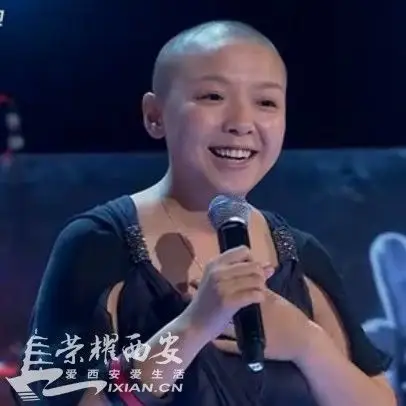 中国好声音里的光头女爵士王韵壹长发照.
