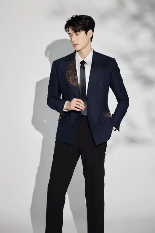 龚俊百花迎春造型图喜迎新年看俊俊用歌声唱响未来