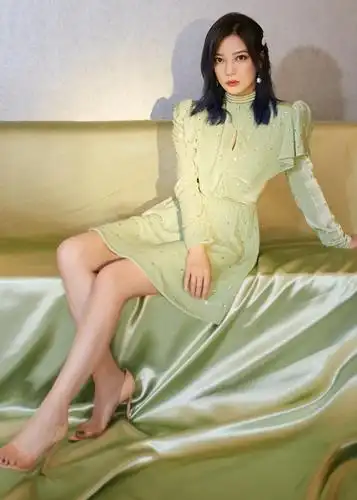 赵薇又变美了穿绿色闪钻裙甜美减龄一双丝袜腿太抢镜