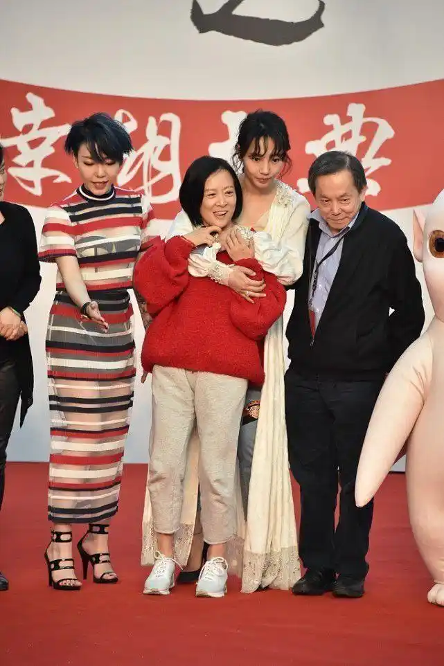 第一代经纪人王京花挺接地气,穿毛衣配睡裤出门,没啥架子|运动裤|卫衣