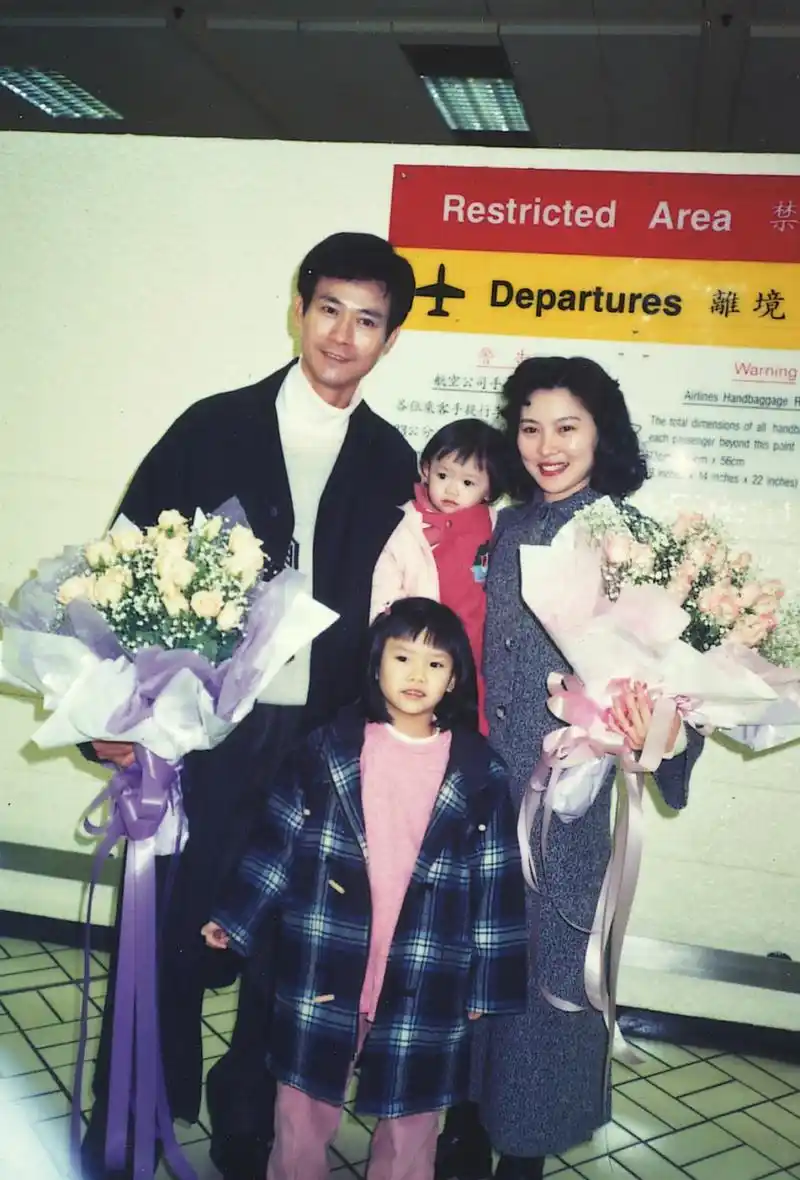 除了与肥姐沈殿霞和现任妻子官晶华有关系外,郑少秋的第一段婚姻是与