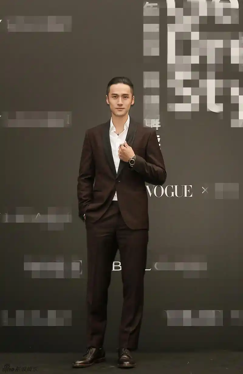 蒋劲夫长腿背头变雅痞懒理风波到处合影