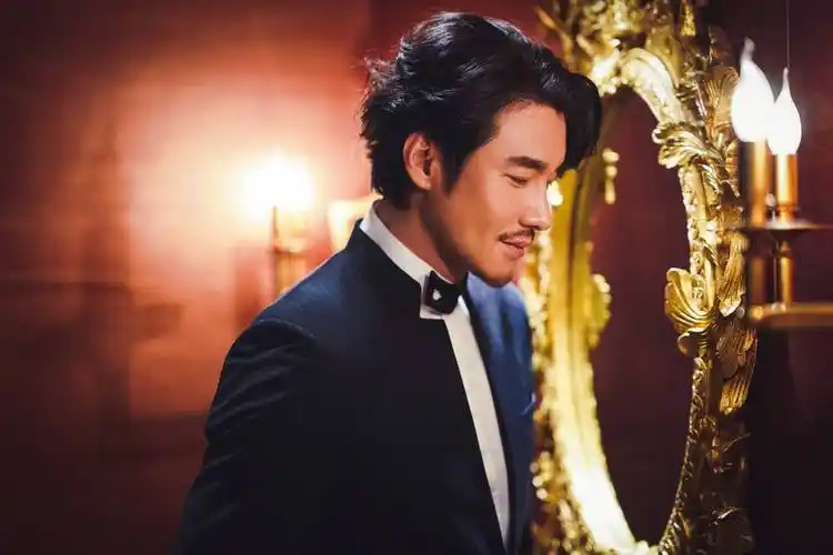 胡兵直播届的晴朗风行,时尚鼻祖气质yyds堪称叔圈天花板_行业