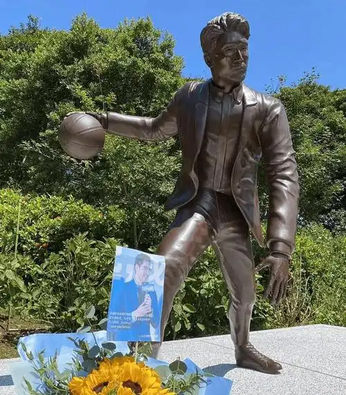 高以翔墓地堆满鲜花,摆满他生前爱吃的水果和美食,场面很温馨_godfrey