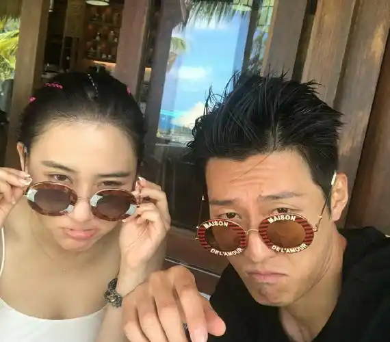 何超莲现身窦骁拍戏时下榻的酒店,二人同待一屋恩爱撒糖,意外公开男友