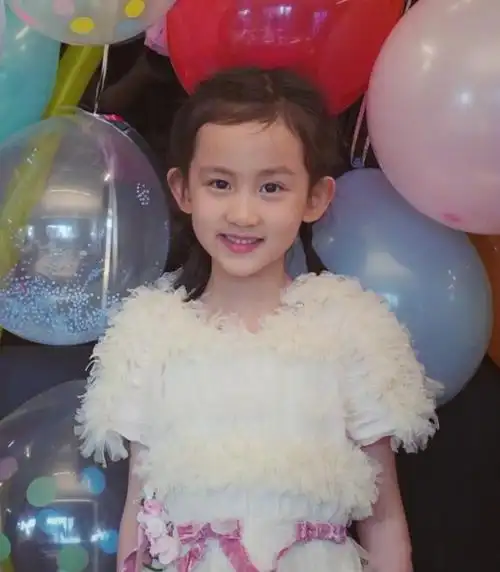 黄少艾7岁庆生照曝光,扎两个小辫子穿白裙,五官长开了酷似黄磊