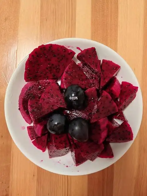 红心火龙果,加了几个巨峰葡萄99#今日份下午茶  #水果
