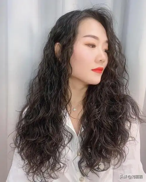 中长发卷发型2021年最新款(22款超火的中长发发型)