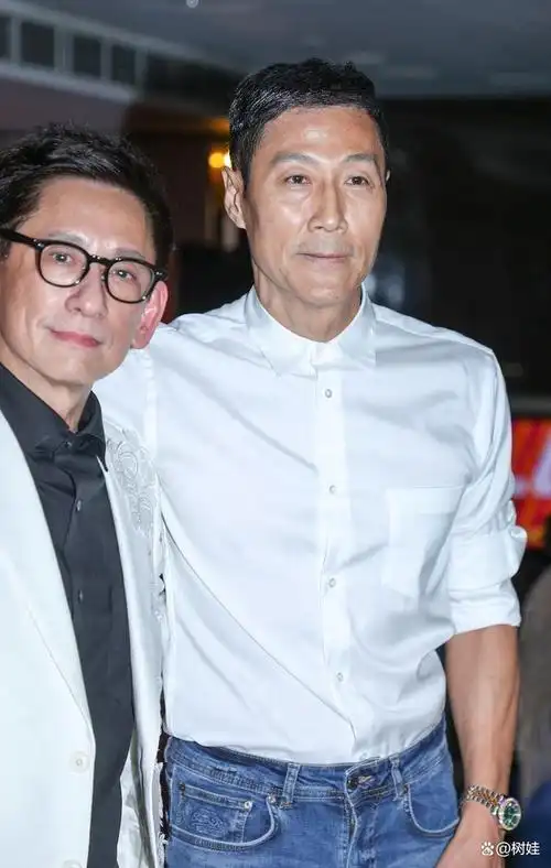 梅艳芳俩旧爱罕见同场,彼此无交流,62岁林国斌身材健硕有型有款