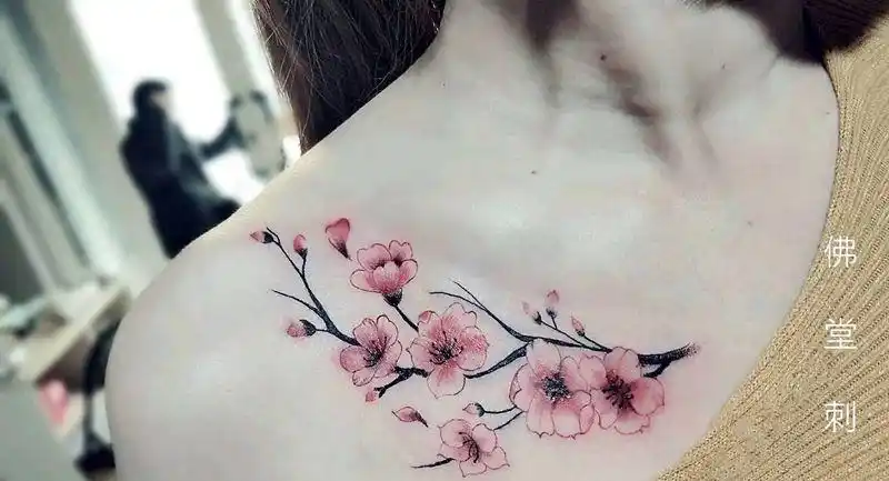 桃花纹身图片_肩部胸部水彩花纹身图案