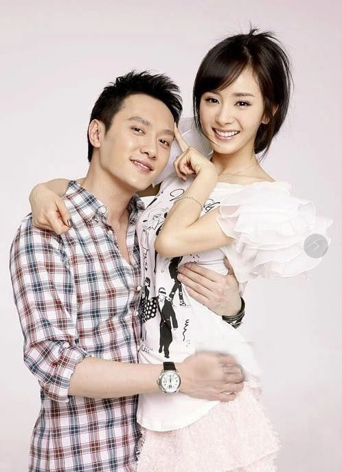 杨幂的第二个绯闻对象是胡歌,当时两人因为"仙剑3",被大家称为"景雪cp