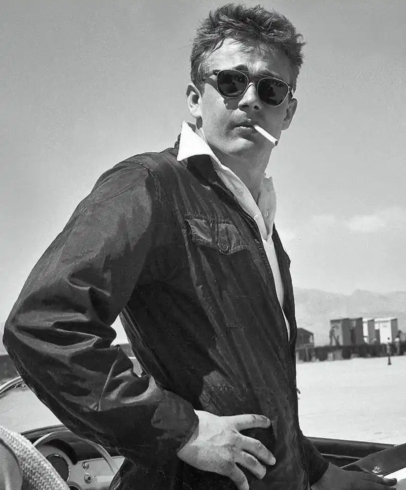 永恒偶像詹姆斯·迪恩 (james dean) 于 1955 年 3 月访问棕榈泉期间