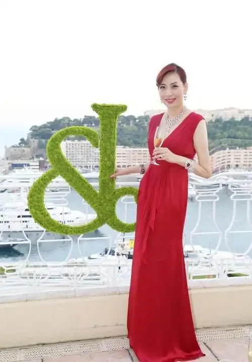 邝美云成功逃出发福年纪穿红色连衣裙身材饱满迷人端庄优雅