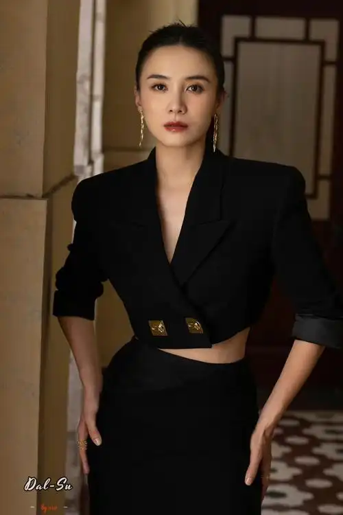 宋佳能甜美可人,也能帅气十足,每一张照片都展现出她多变的魅力.