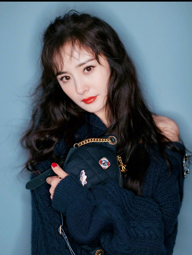 杨幂长发微卷小露香肩亮相活动 甜美中带着妩媚尽显柔美风情