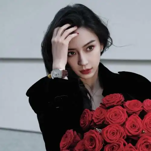 baby生日前夕晒美照,笑容甜美如初恋,疑期待复出引争议_腾讯新闻