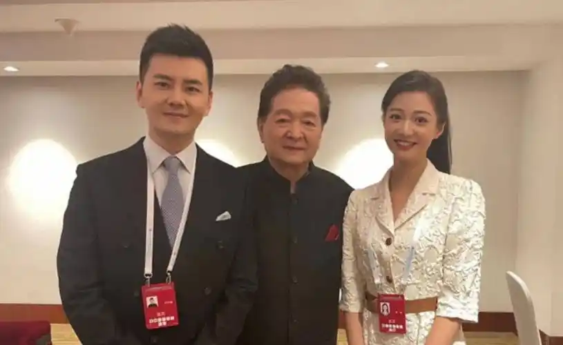 主播严於信:33岁主持新闻联播,撞脸宁泽涛,迎娶美娇妻家庭美满_钢琴