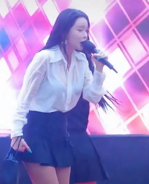 雨中惊艳!微胖女神洪真英湿身秀爆乳身材,网友疯狂打call