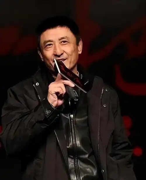 在训总大院中,有一位重要人物与叶京同住上下楼,那就是当时改变中国