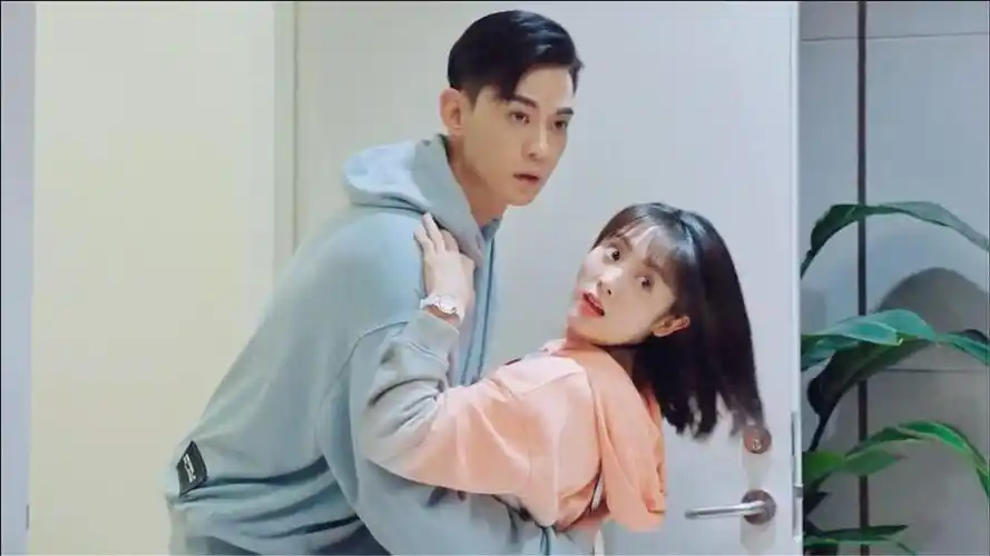 我的小确幸唐晓天亲吻邢菲丈母娘突然推门进来邢菲当场脸红