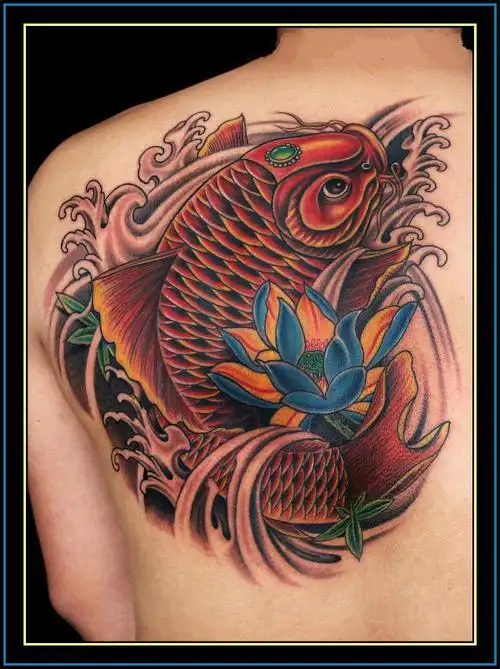 分享一款霸气时尚的肩胛骨鲤鱼纹身图案