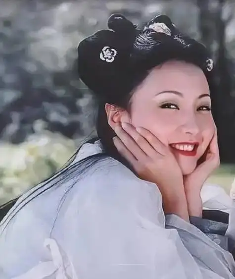 拍摄结束,或许是由于剧中情感的深切演绎,小陶虹与徐峥竟将这份情缘从