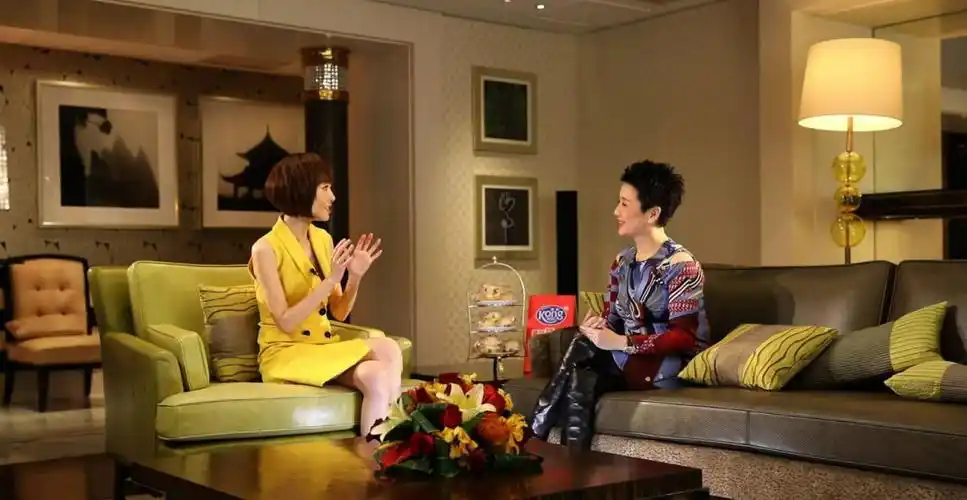 鲁豫采访赌王四太家展现豪门严家规,何猷亨出镜显青涩