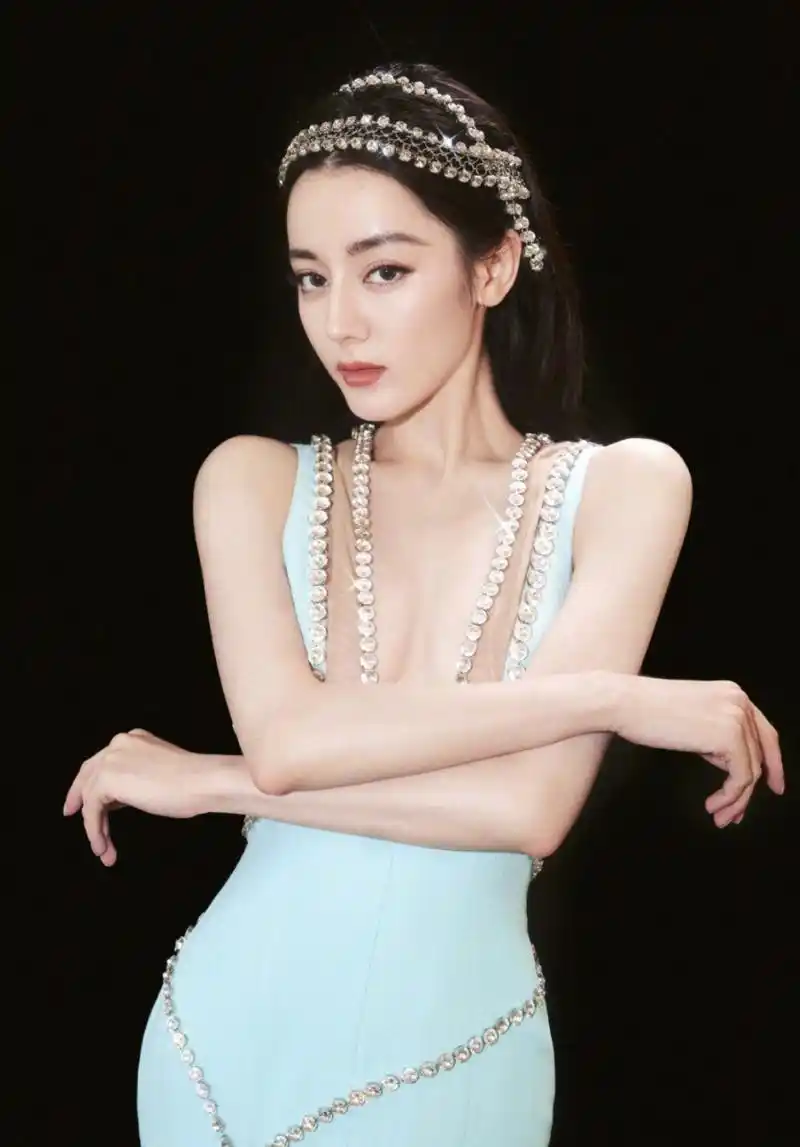 迪丽热巴红毯造型曝光,浅蓝深v鱼尾裙搭配水晶钻饰,s型曲线诱人