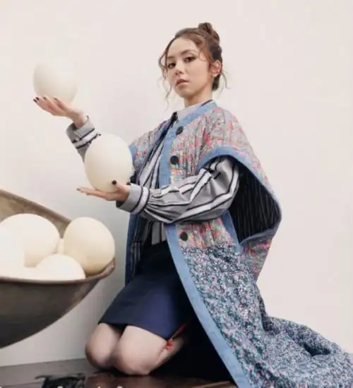 邓紫棋穿星星吊带裙超性感 丸子头清纯可爱活力满满