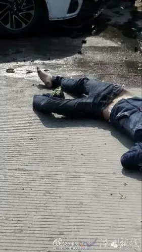 徐州睢宁车祸 睢宁一辆越野车撞上绿化带三人受伤