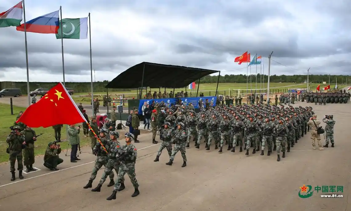 "和平使命-2018"联合军演开幕式上中国军队接受检阅.