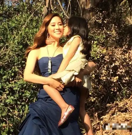 徐子淇怀孕获奢侈品牌赠平底鞋7双价值7万元