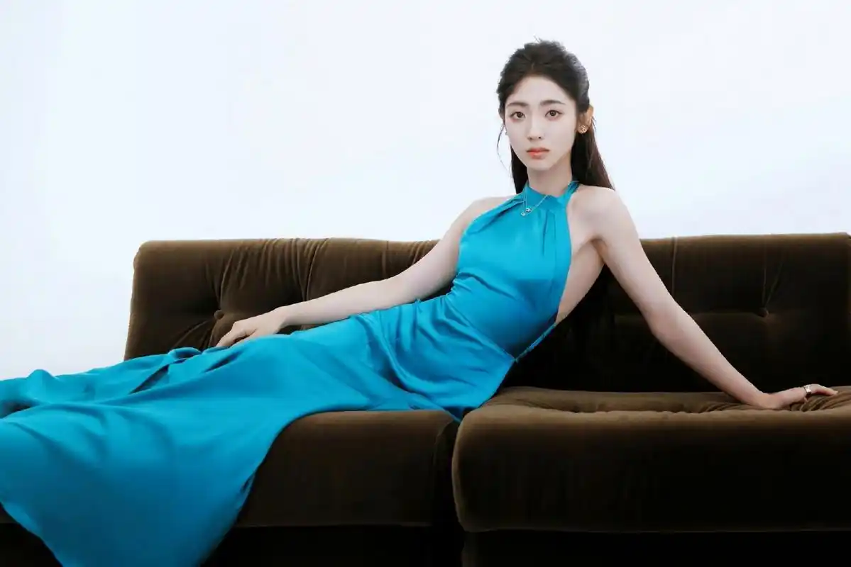 邢菲# 一袭蓝色挂脖露背礼裙,肤白貌美的容颜,清纯甜美的眼神,白皙