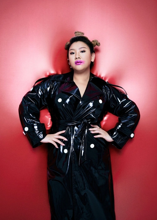 郑欣宜减肥成功就是敢穿薄纱连衣裙直接透出内衣又美出圈了