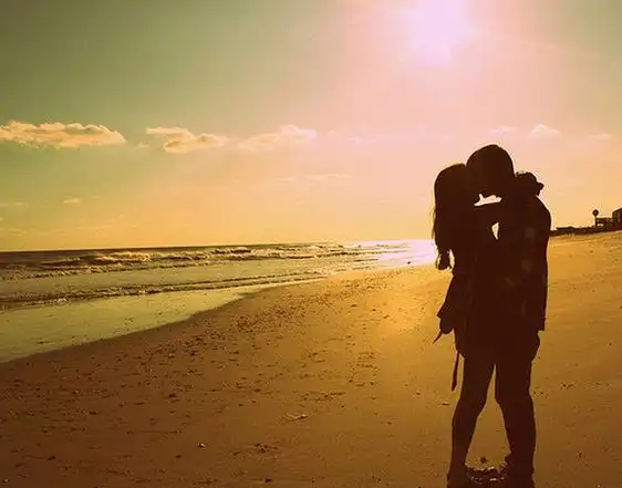 两个人相亲相爱,没有走到一块