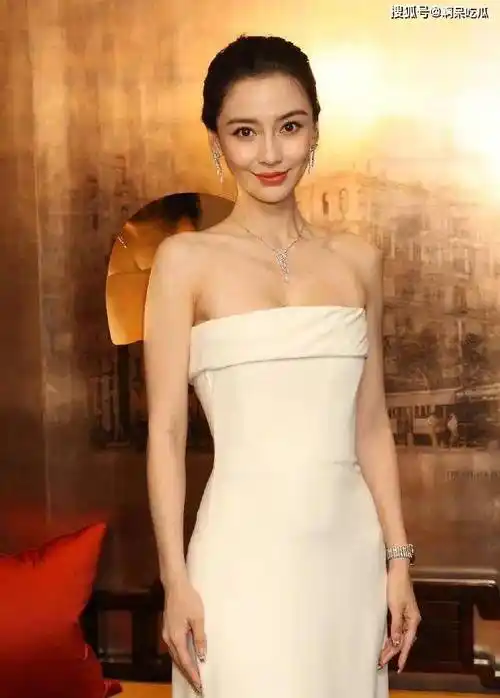 杨颖借金像奖复出,状态下滑显拘谨,主动聊儿子欲打亲情牌