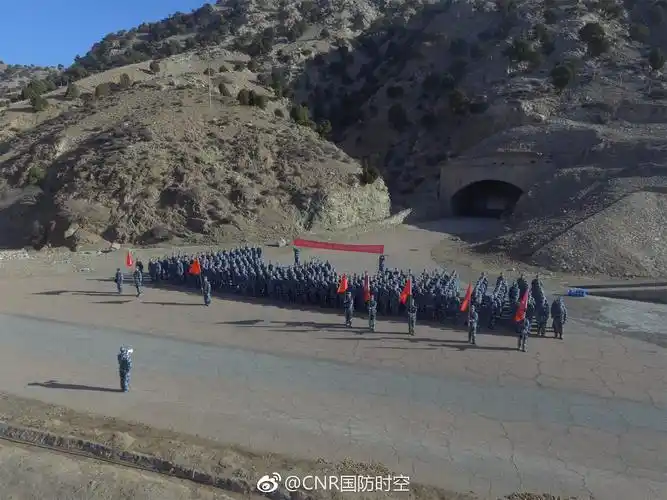 北部战区空军某场站组织全员实战化练兵拉练