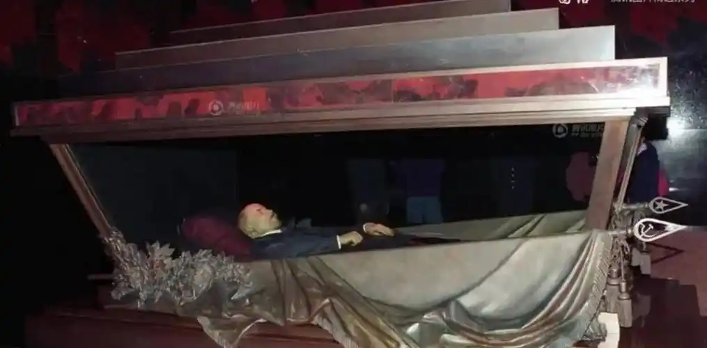 于是政府就从美国定制了一副紫铜棺,将遗体放置其中,并且为孙中山穿上