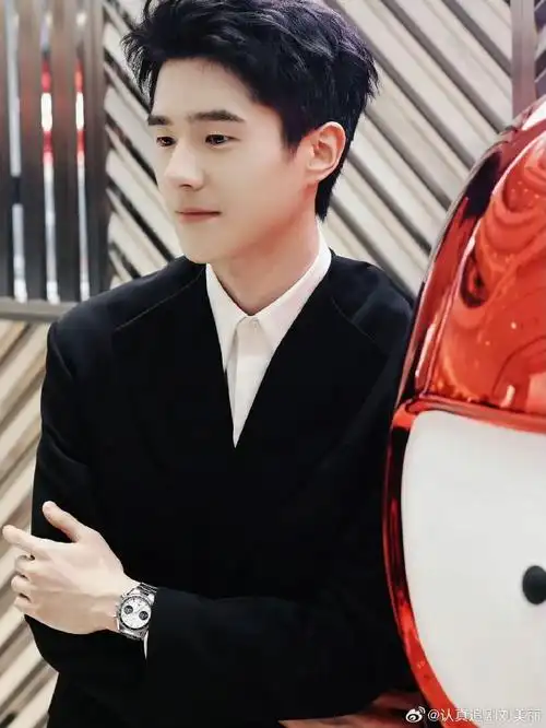 刘昊然现身上海出席活动,一身黑色西装帅气逼人,眼神清澈少年感依旧