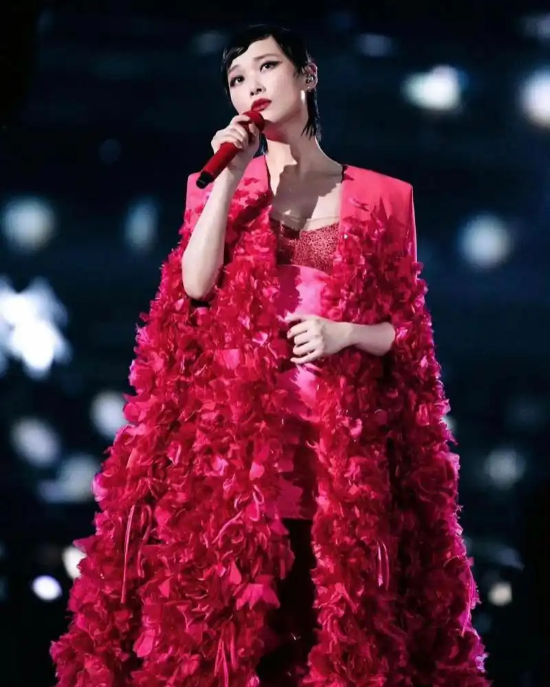 时尚穿搭# #女明星怎么穿# 李宇春和容祖儿演绎范思哲2021秋冬付è