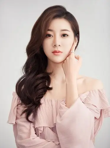 演员贾一雯时尚写真曝光清爽笑容尽显优雅